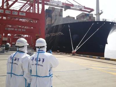 中國船員揚(yáng)帆遠(yuǎn)航 達(dá)飛萬箱級集裝箱船首次實(shí)現(xiàn)全套中國船員配置